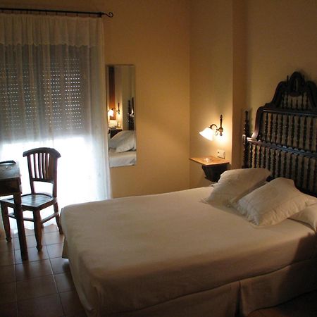 Hotel Don Carlos Caces Екстериор снимка