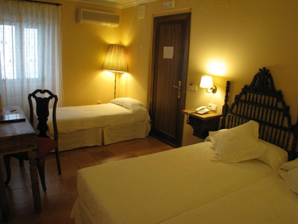 Hotel Don Carlos Caces Стая снимка