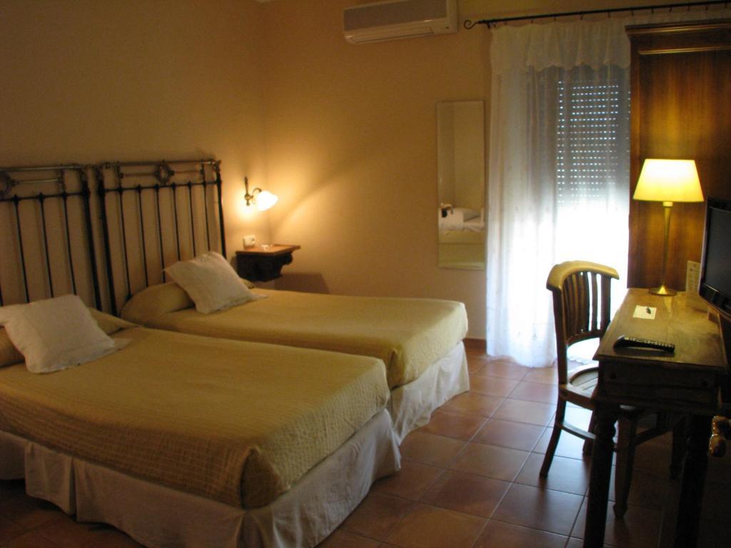 Hotel Don Carlos Caces Стая снимка