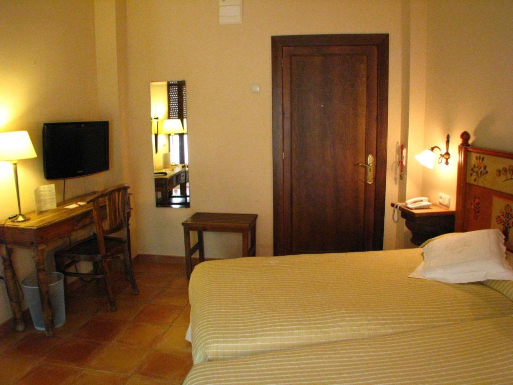 Hotel Don Carlos Caces Стая снимка