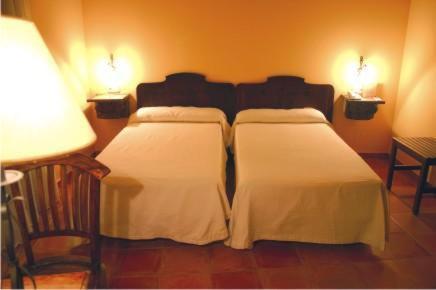 Hotel Don Carlos Caces Стая снимка