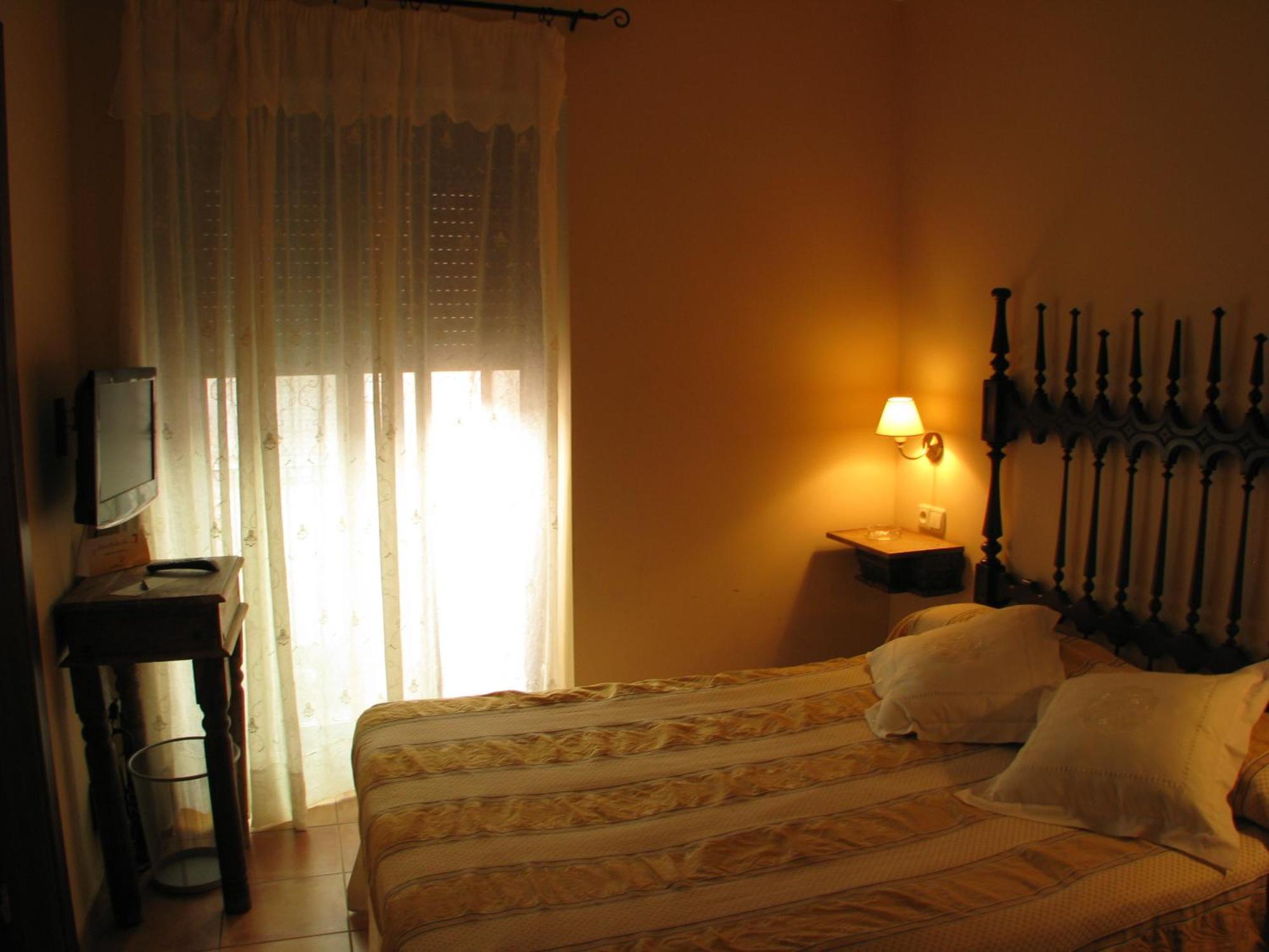 Hotel Don Carlos Caces Екстериор снимка