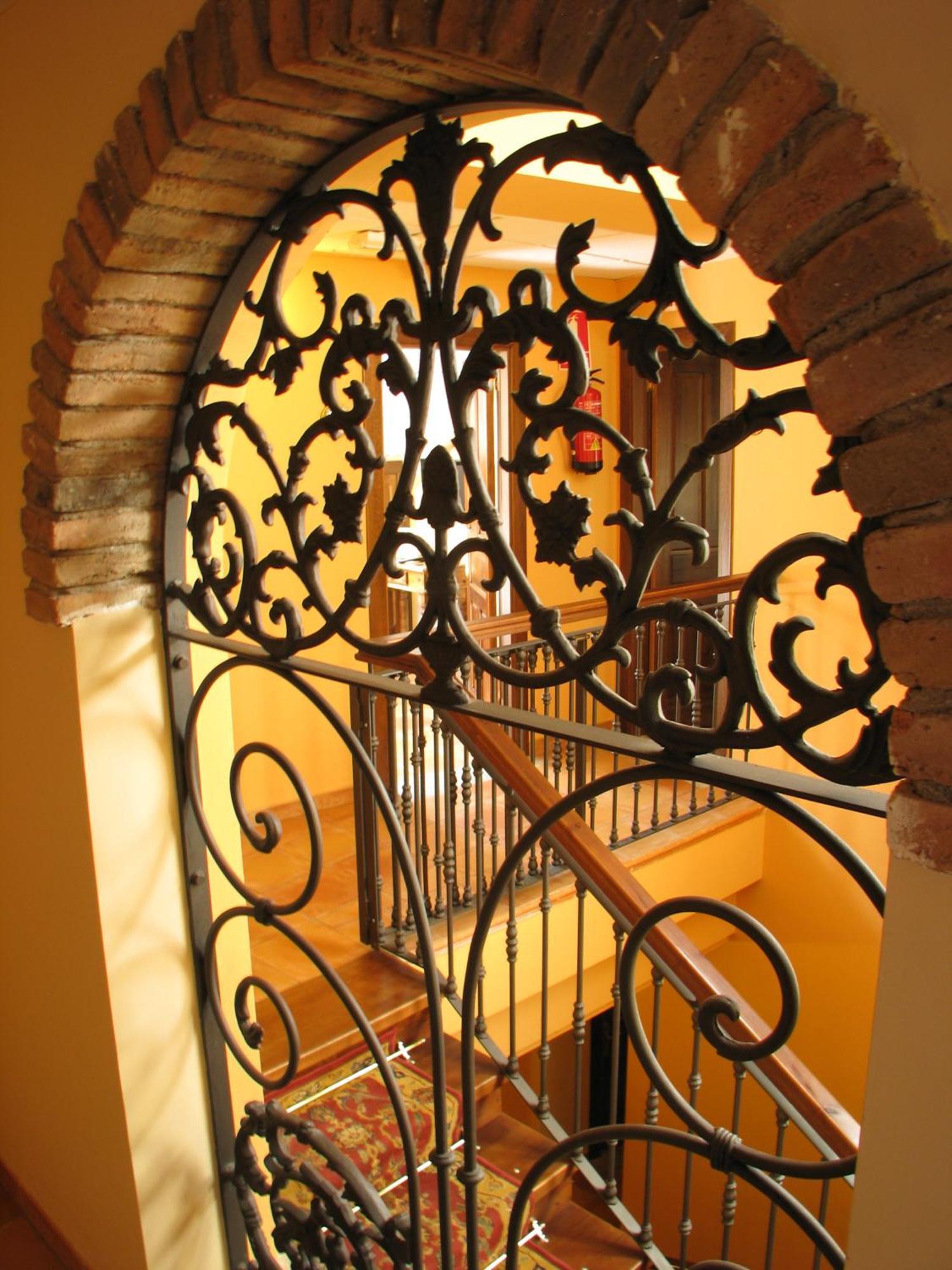 Hotel Don Carlos Caces Екстериор снимка
