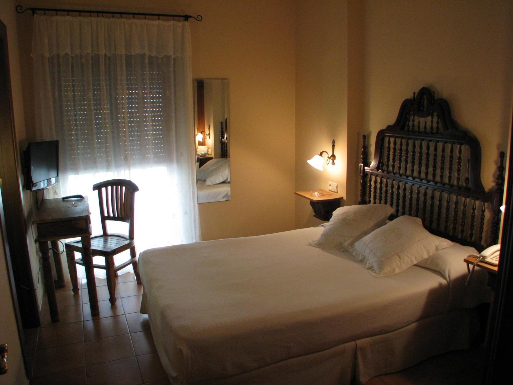 Hotel Don Carlos Caces Екстериор снимка