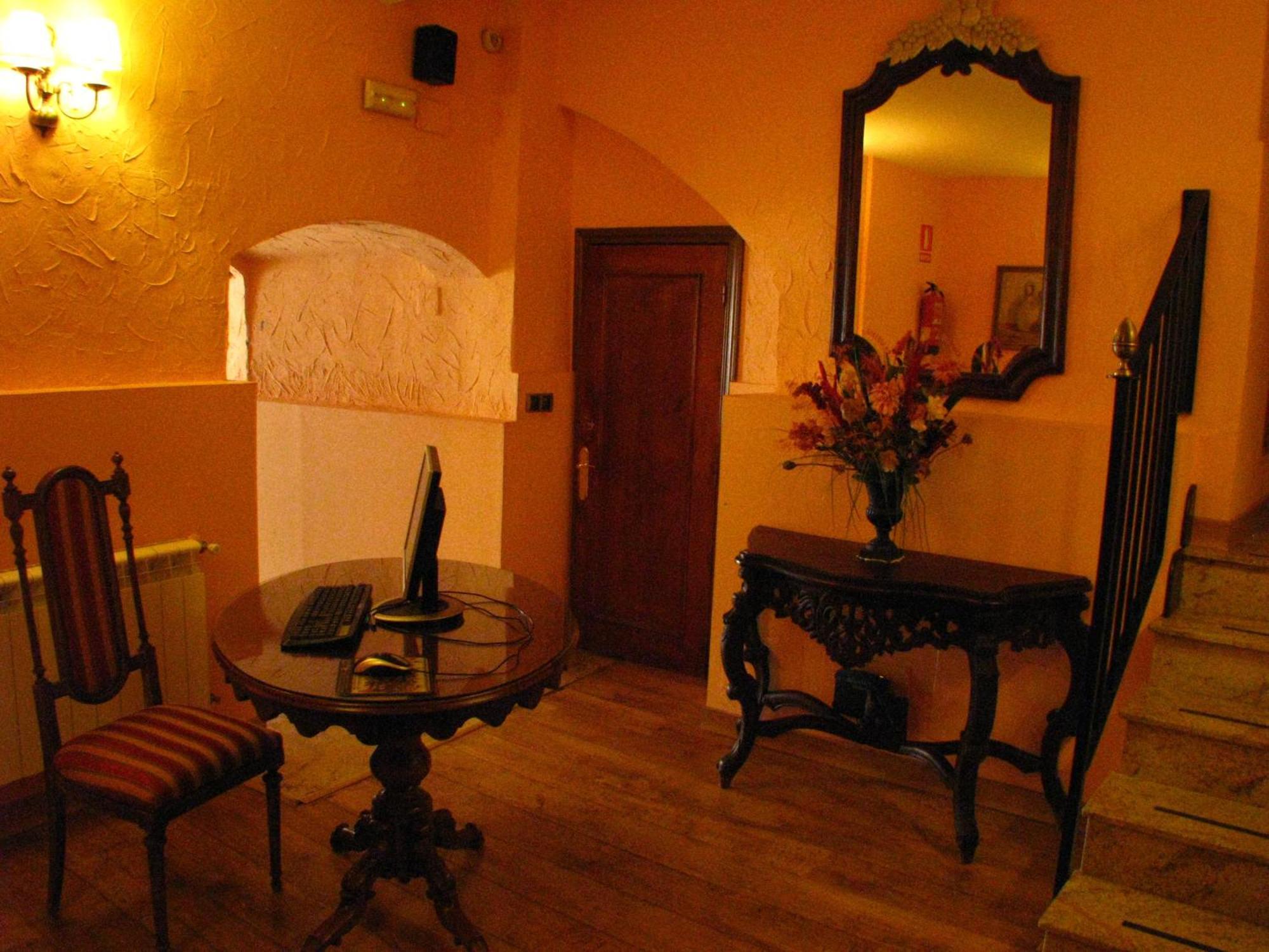 Hotel Don Carlos Caces Екстериор снимка