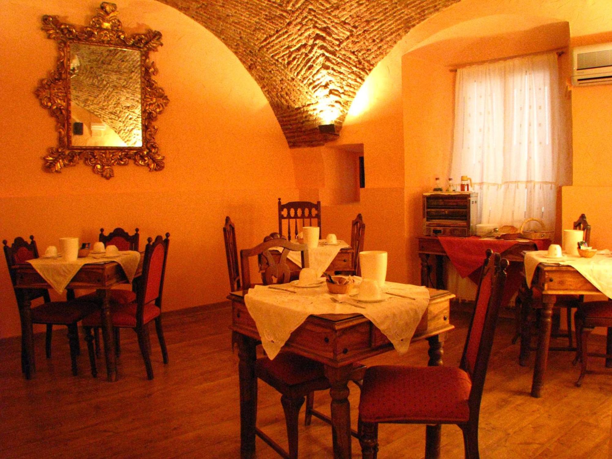 Hotel Don Carlos Caces Екстериор снимка