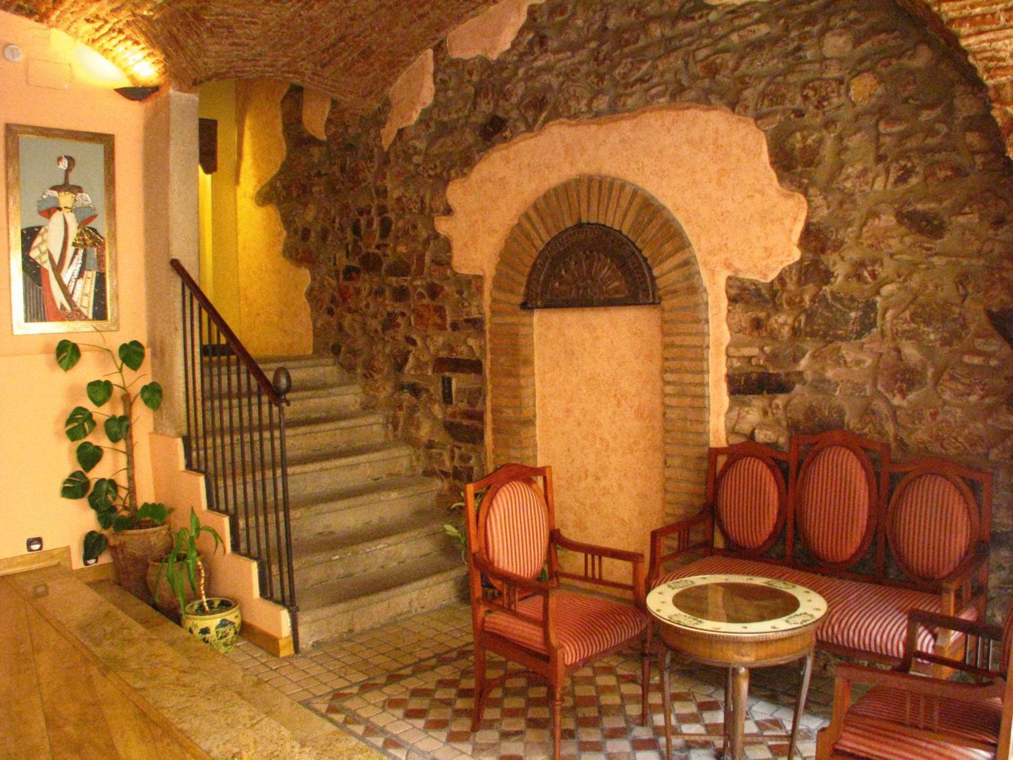 Hotel Don Carlos Caces Екстериор снимка