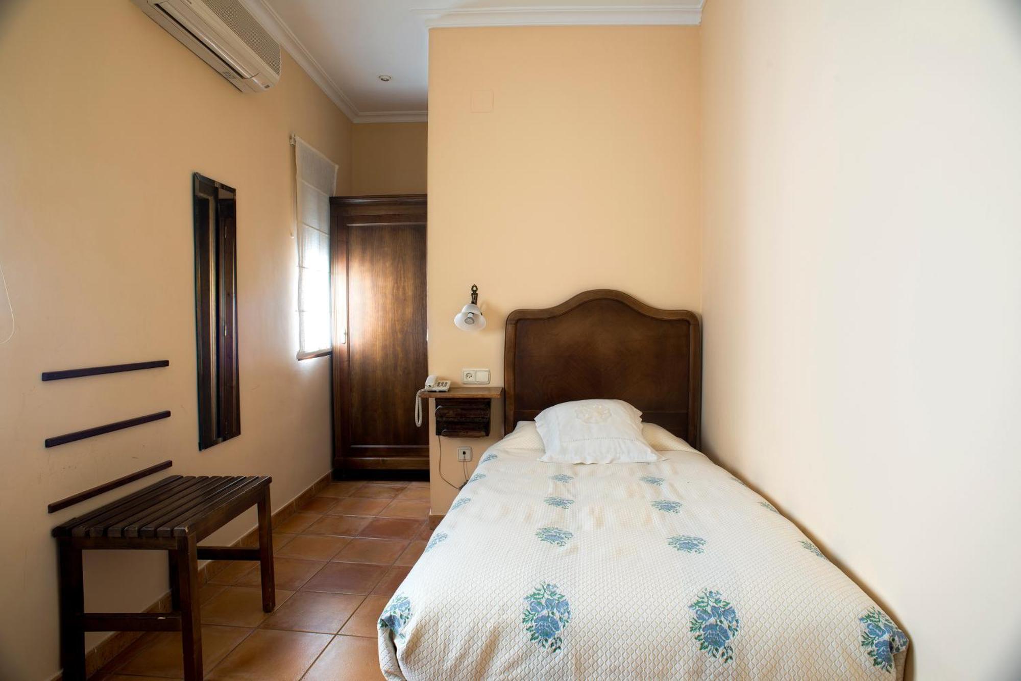 Hotel Don Carlos Caces Стая снимка
