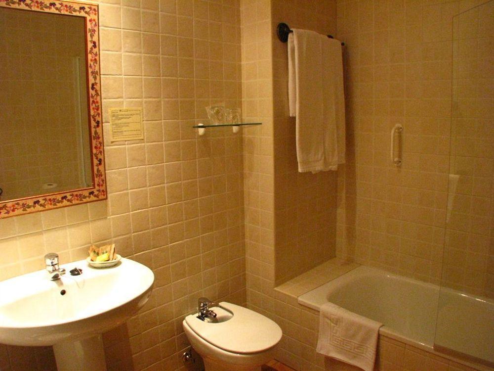 Hotel Don Carlos Caces Екстериор снимка