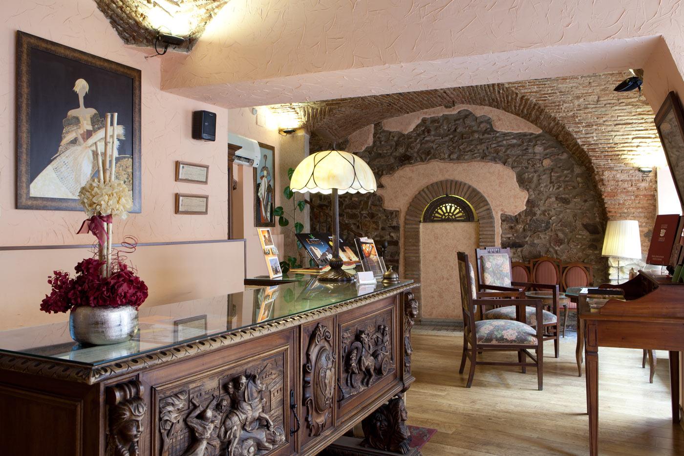 Hotel Don Carlos Caces Екстериор снимка