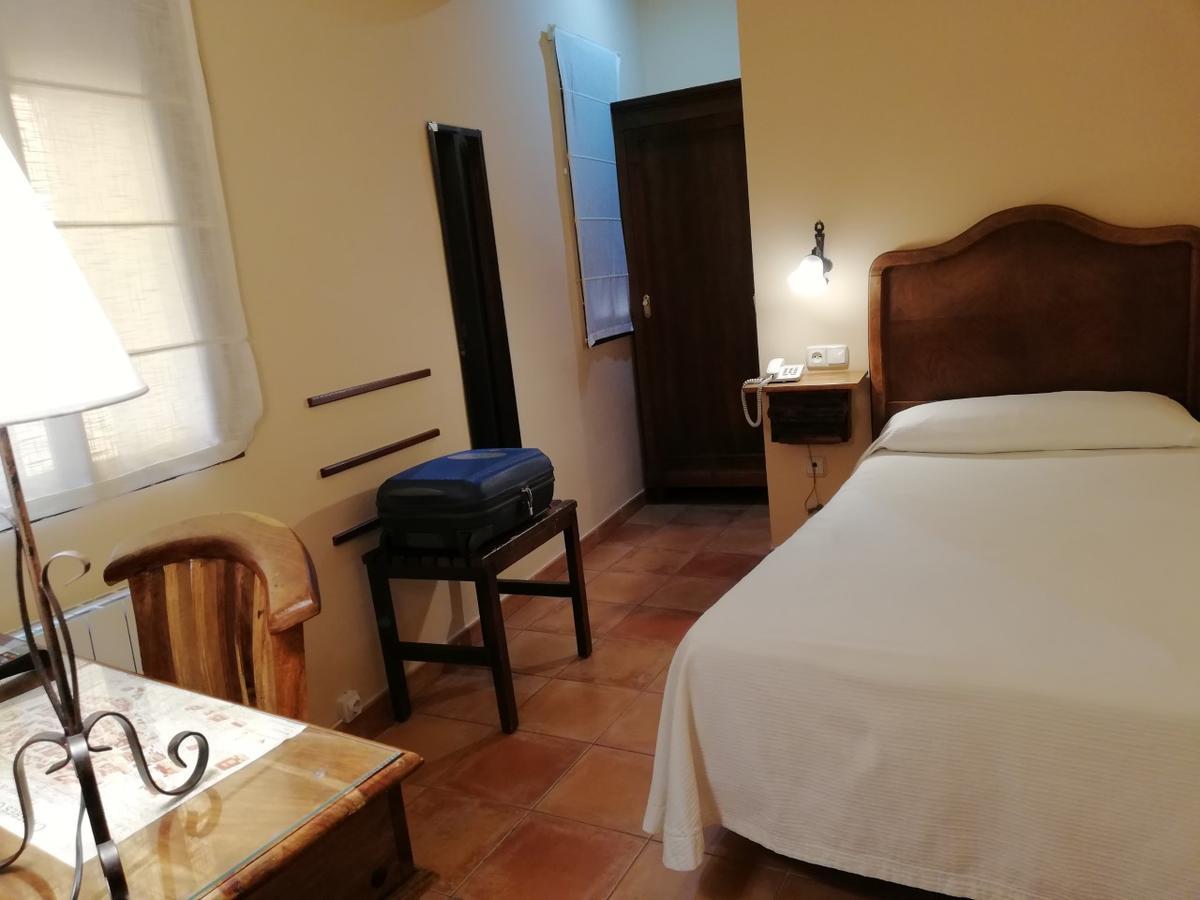 Hotel Don Carlos Caces Екстериор снимка