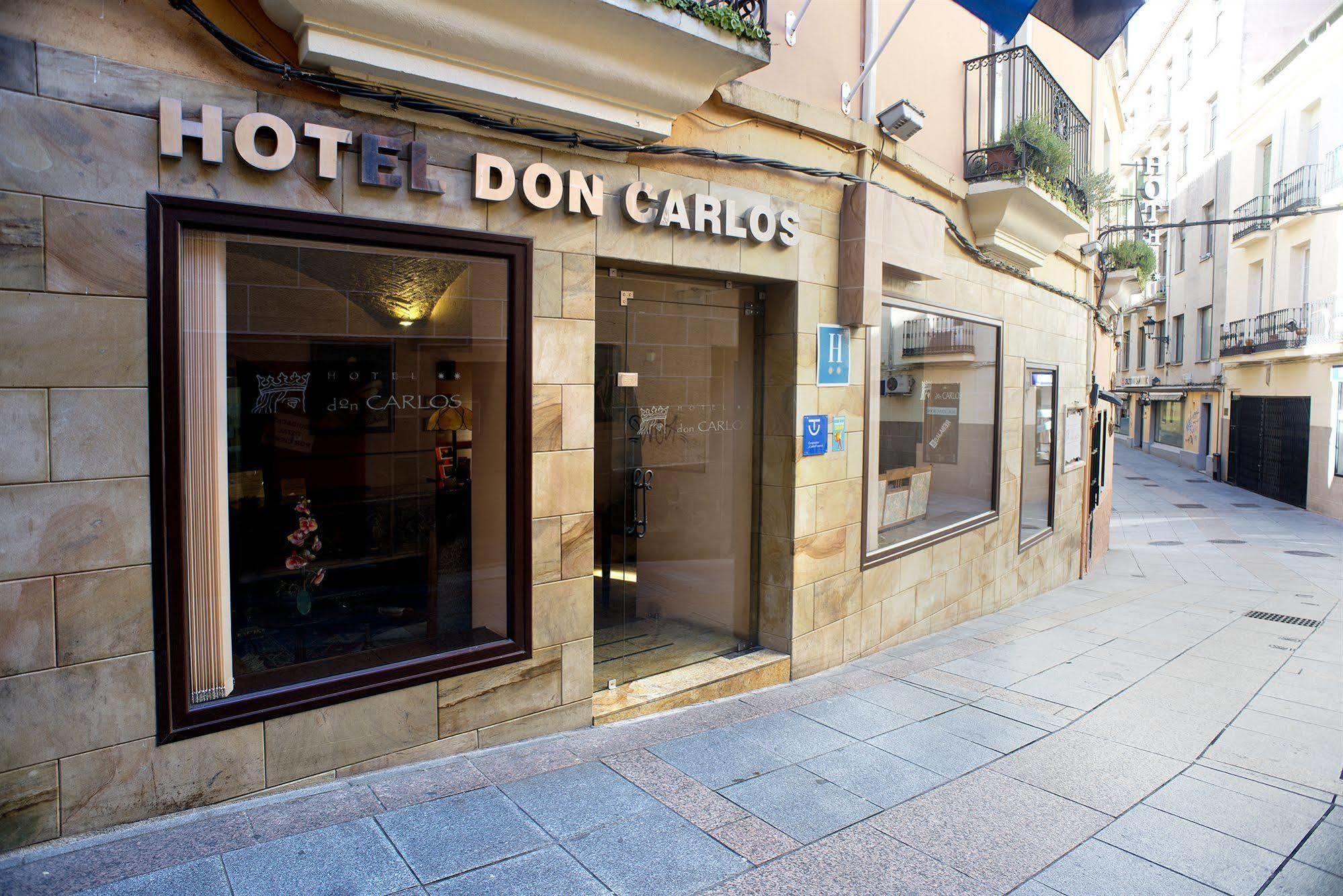 Hotel Don Carlos Caces Екстериор снимка