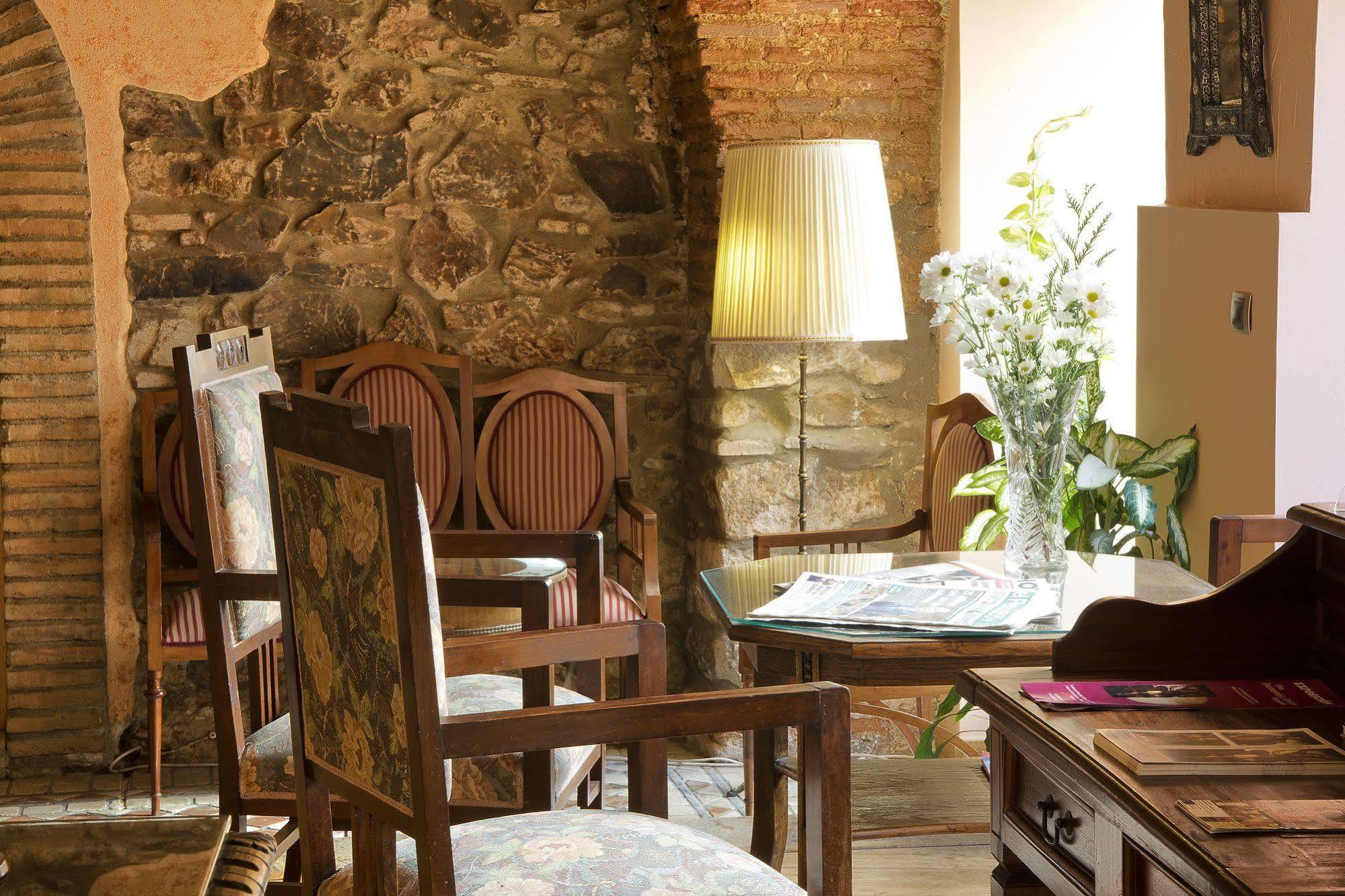 Hotel Don Carlos Caces Екстериор снимка