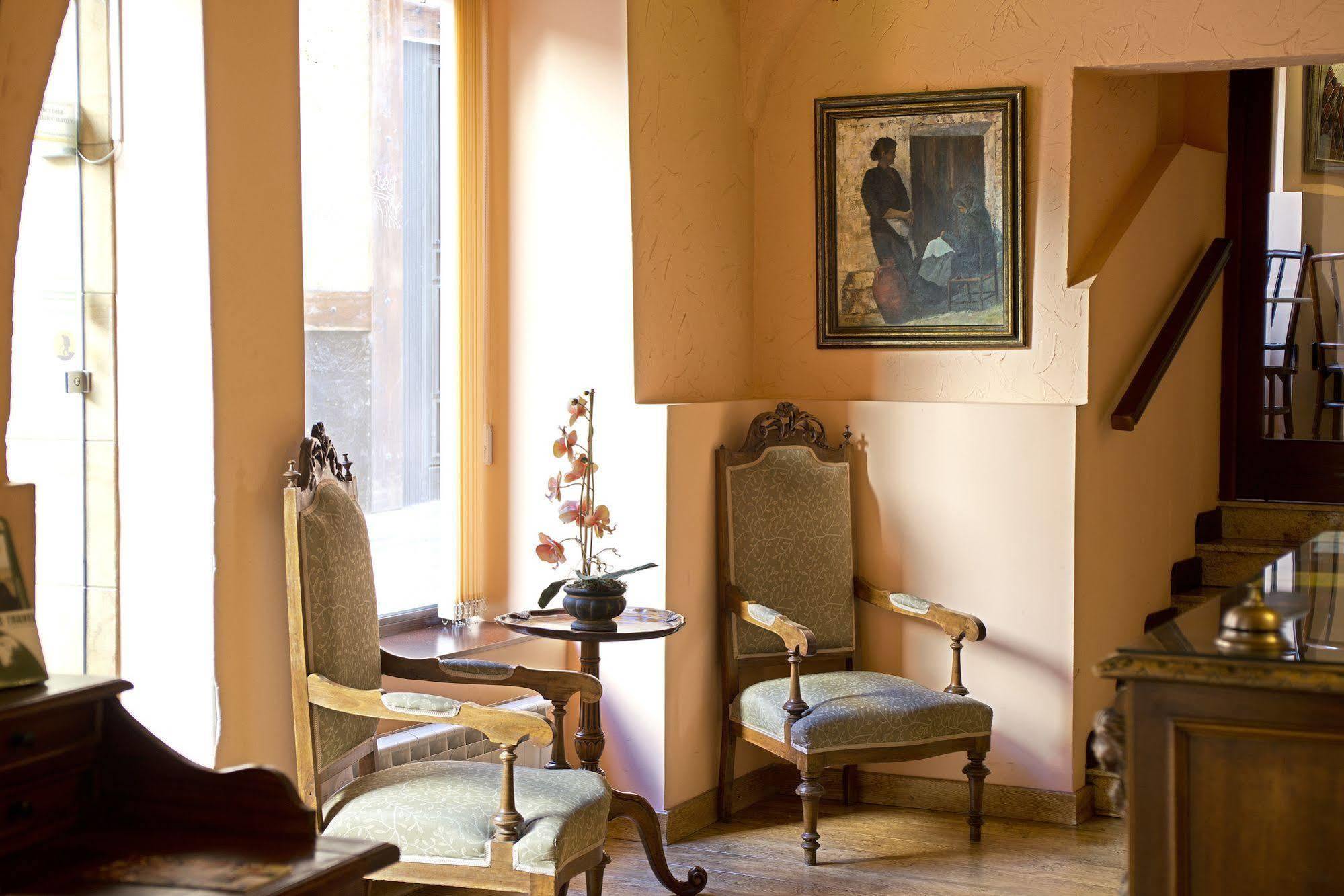 Hotel Don Carlos Caces Екстериор снимка
