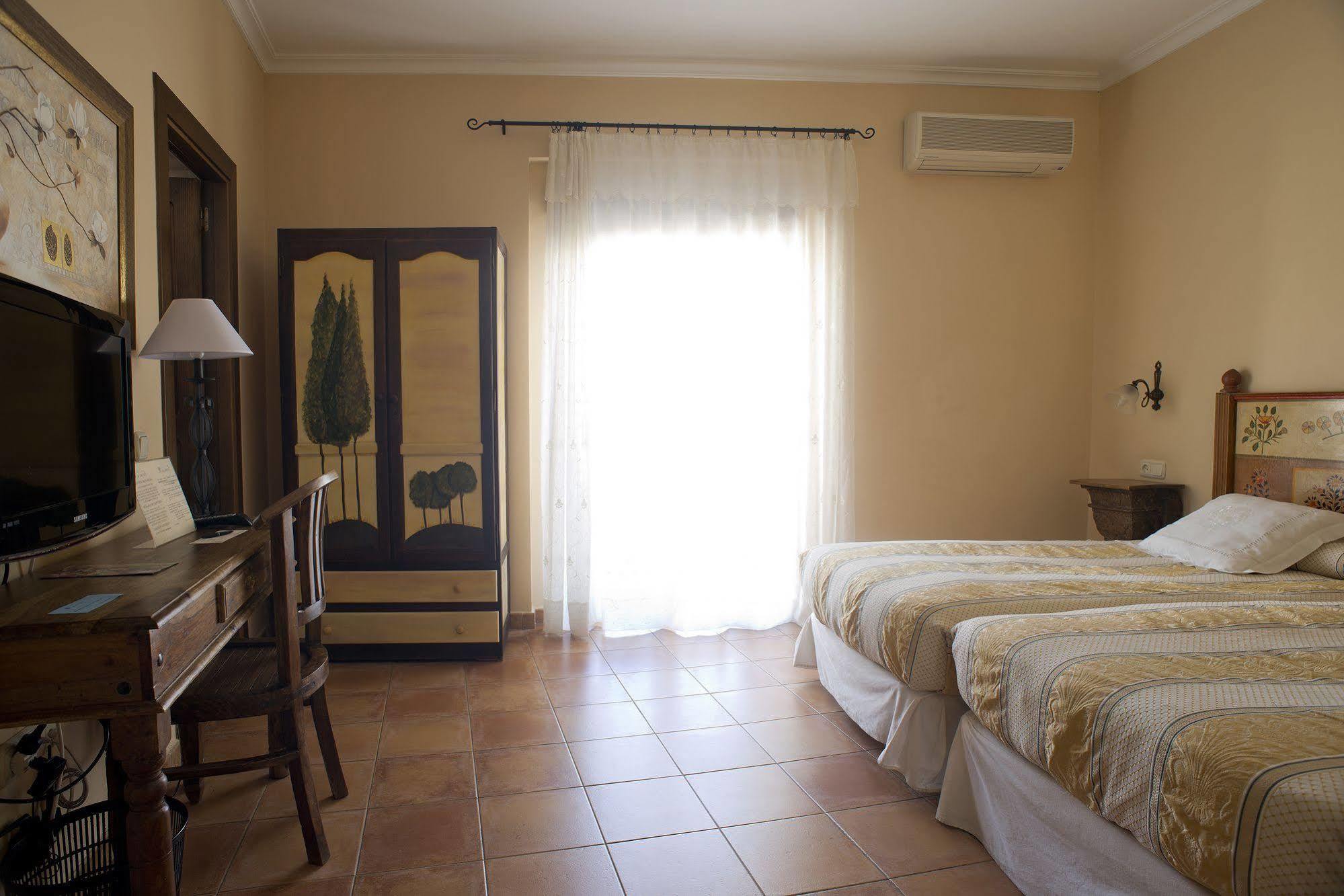 Hotel Don Carlos Caces Екстериор снимка