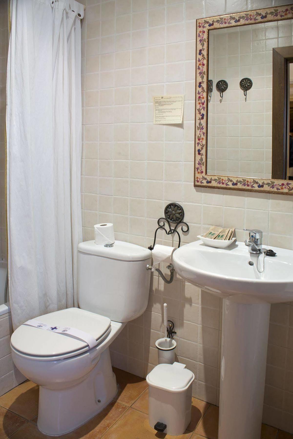 Hotel Don Carlos Caces Екстериор снимка