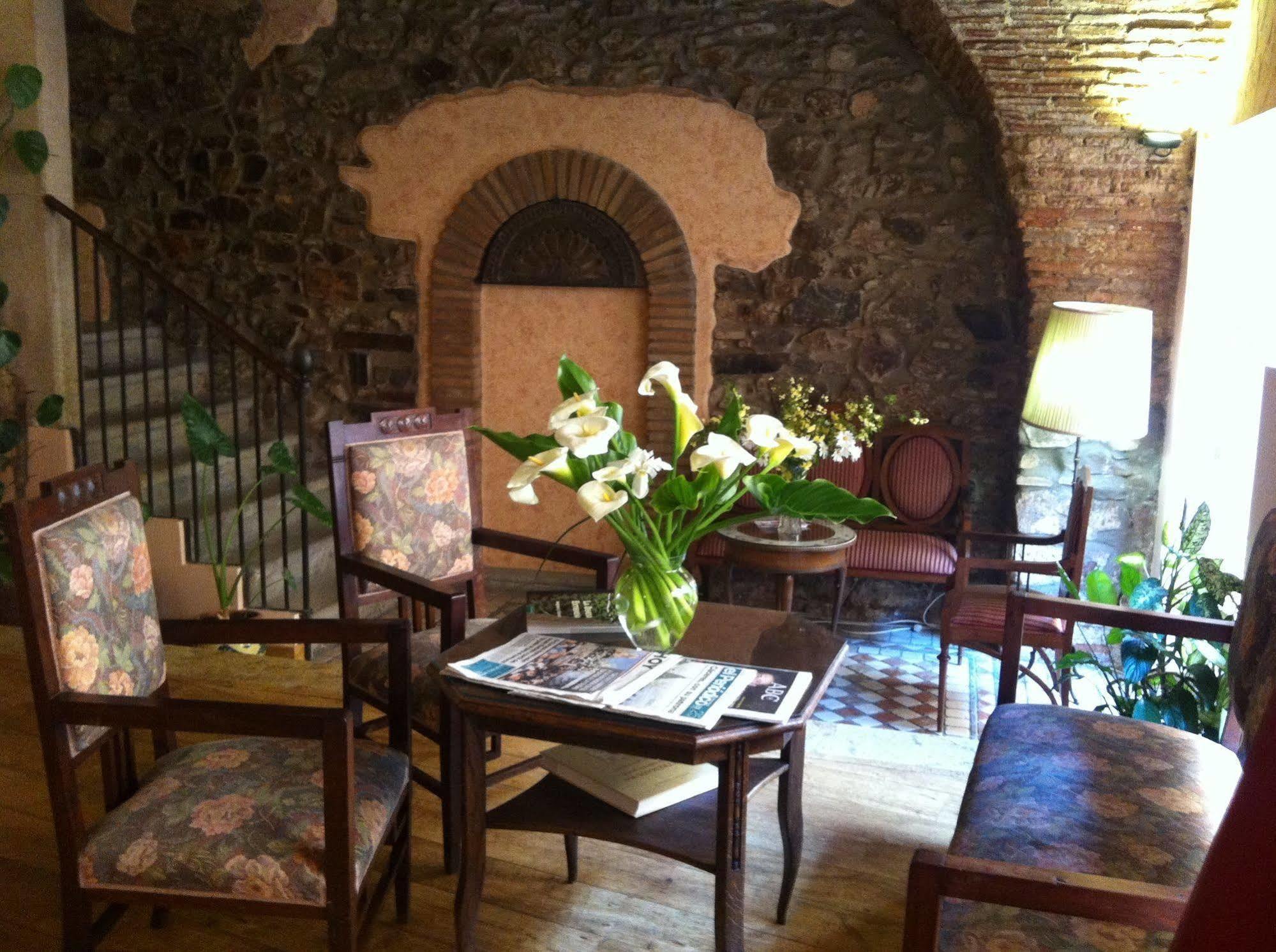 Hotel Don Carlos Caces Екстериор снимка