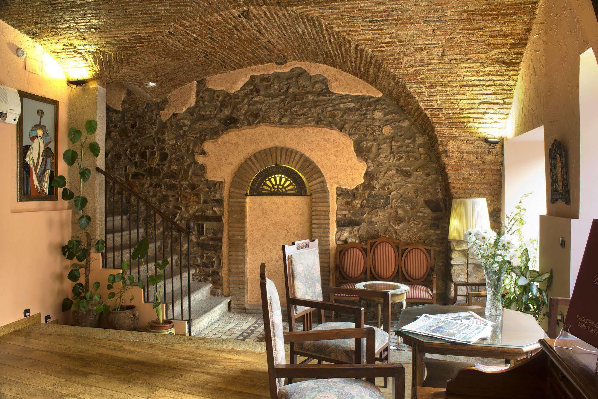 Hotel Don Carlos Caces Екстериор снимка