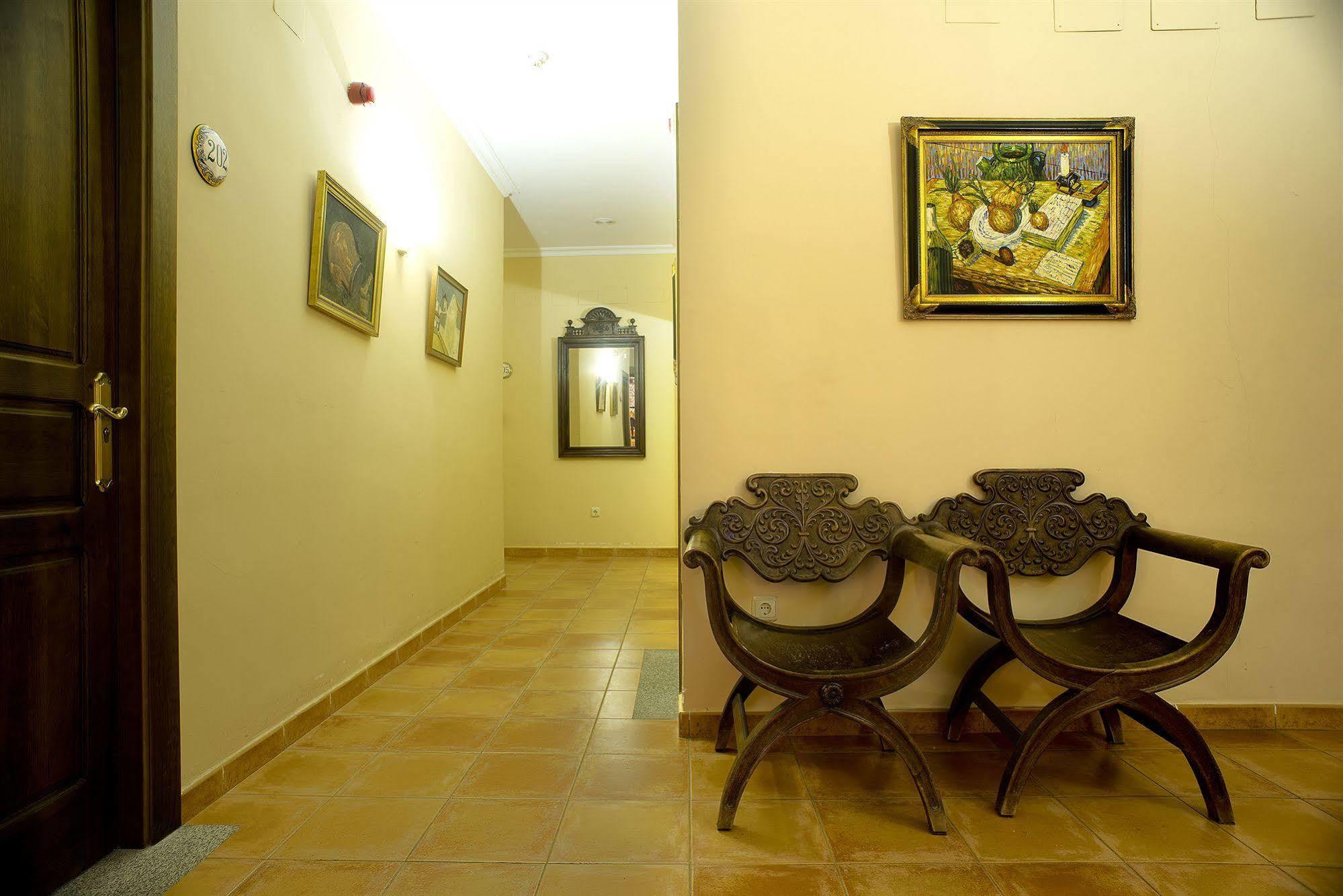 Hotel Don Carlos Caces Екстериор снимка