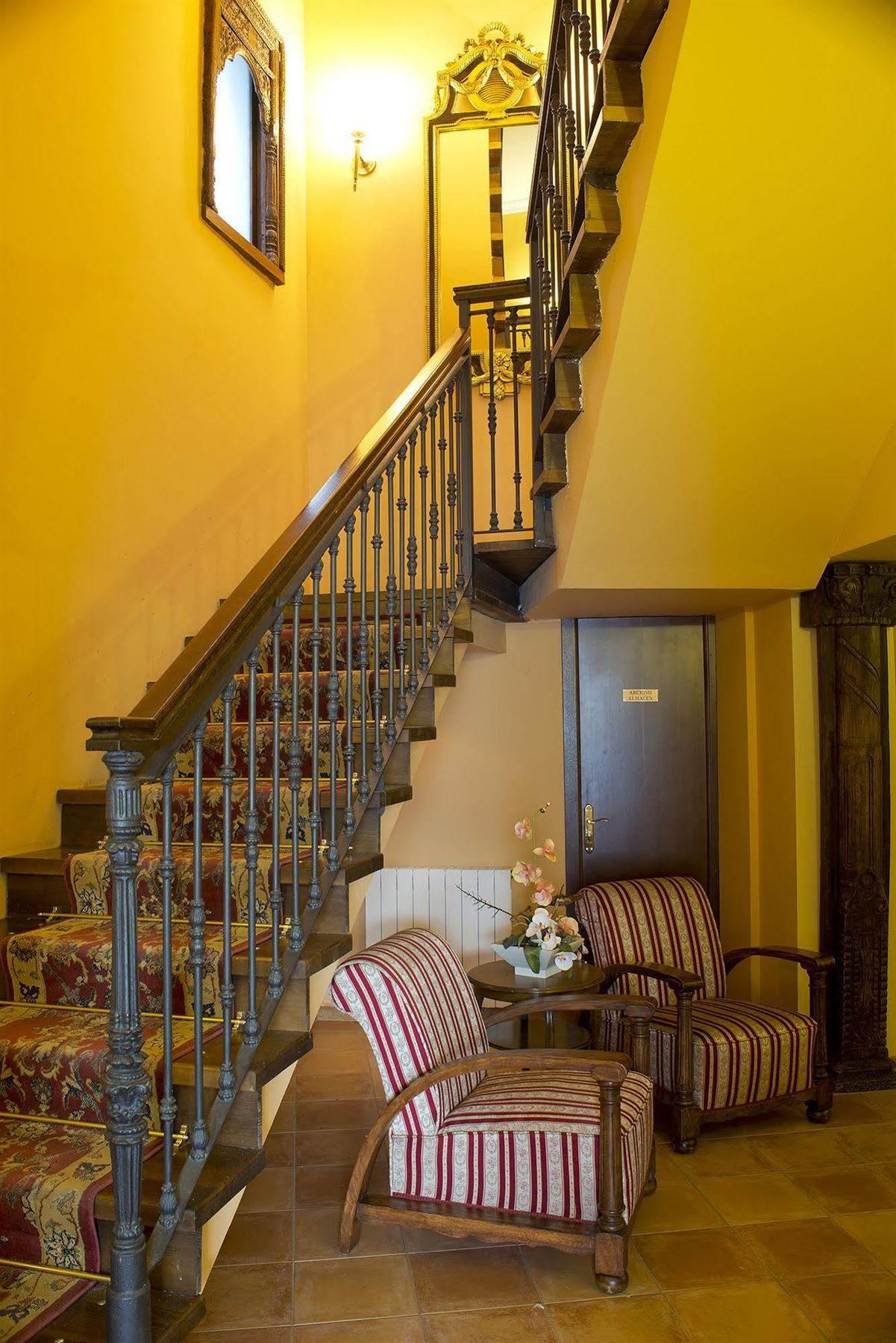 Hotel Don Carlos Caces Екстериор снимка