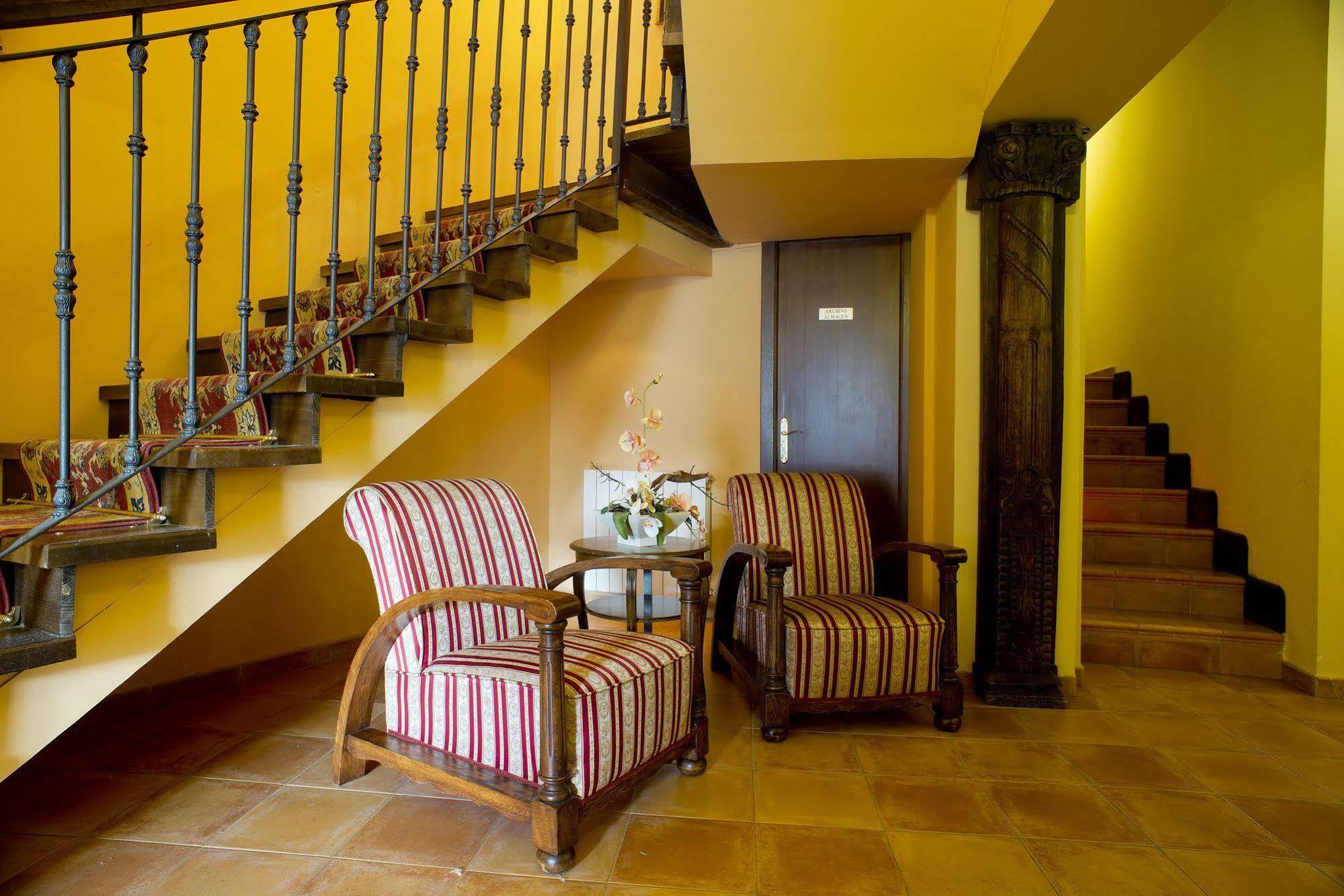 Hotel Don Carlos Caces Екстериор снимка