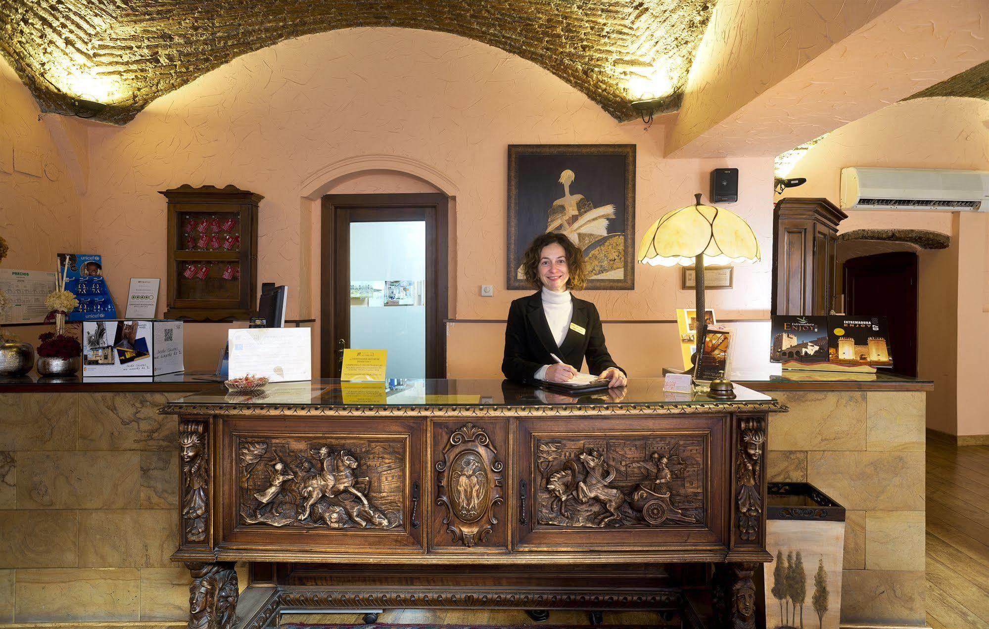 Hotel Don Carlos Caces Екстериор снимка
