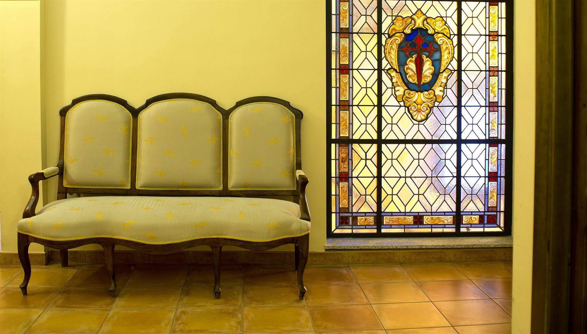 Hotel Don Carlos Caces Екстериор снимка
